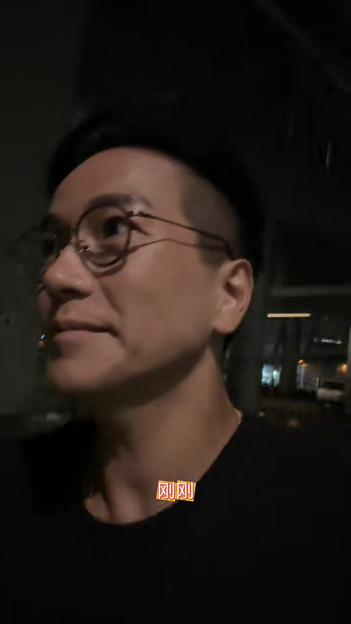 區永權遺留最佳男主持獎座在回錄影棚,氣急敗懷跑回公司。 區永權遺留最佳男主持獎座在回錄影棚,氣急敗懷跑回公司。