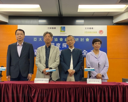 左起:雷鼎嗚教授,湯家驊資深大律師,曾鈺成,鄺家賢律師。