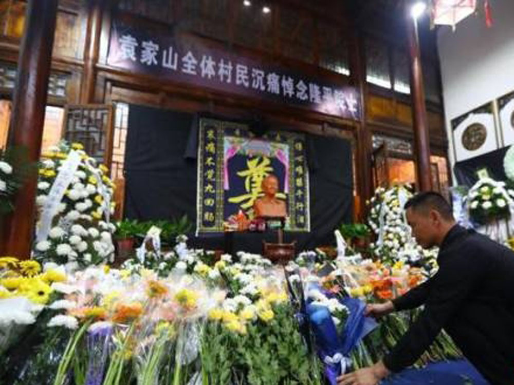 整個靈堂內也堆滿了送別的鮮花。