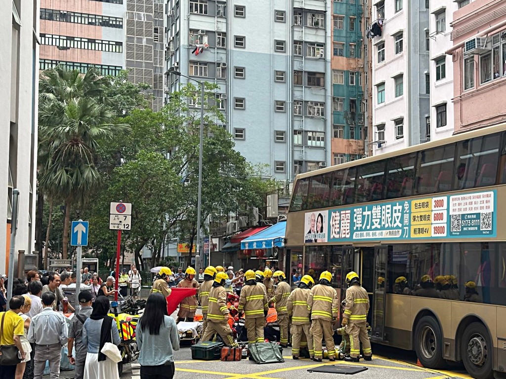 消防員將傷者救出。黃淑雯議員提供 消防員將傷者救出。黃淑雯議員提供