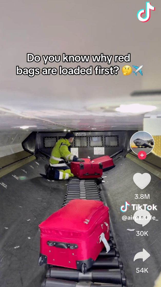 近日社交平台TikTok疯传一段题为「你知道红色行李箱为何会最先被装运吗？」的短片，引发红色行李箱会较迟出现在行李输送带的讨论，短片4月19日上架以来吸引了至少7600万次点击。
