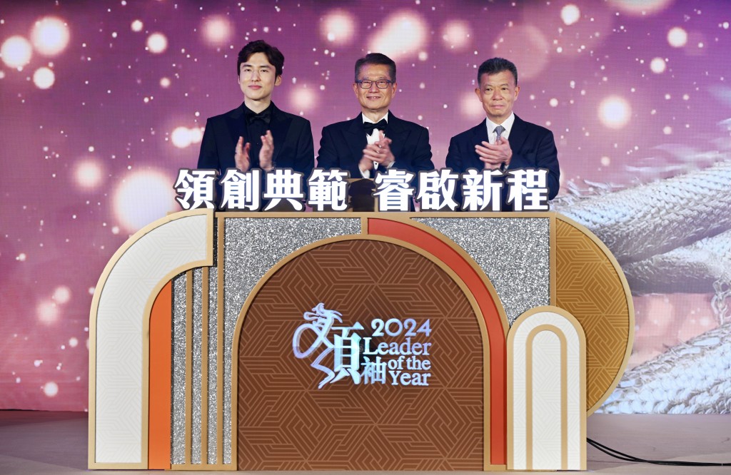 財政司司長陳茂波、星島新聞集團主席蔡加讚、星島新聞集團主席郭英成主持揭幕儀式。 財政司司長陳茂波、星島新聞集團主席蔡加讚、星島新聞集團主席郭英成主持揭幕儀式。