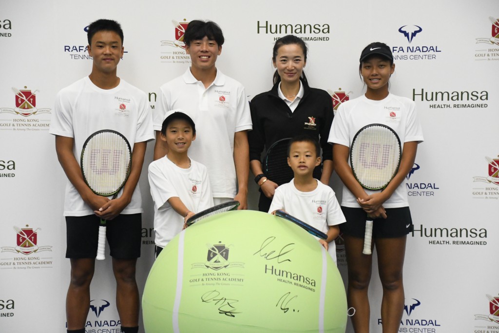 譚善恒(後排左起)、黃澤林、張玲、黎清嵐，譚、黎兩位球手都是全額網球獎學金得主。 本報記者攝