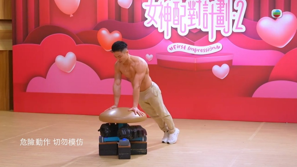 關經翰(Oswald)在才藝表演中上演「爆肌湯瑪士迴旋」。 關經翰(Oswald)在才藝表演中上演「爆肌湯瑪士迴旋」。