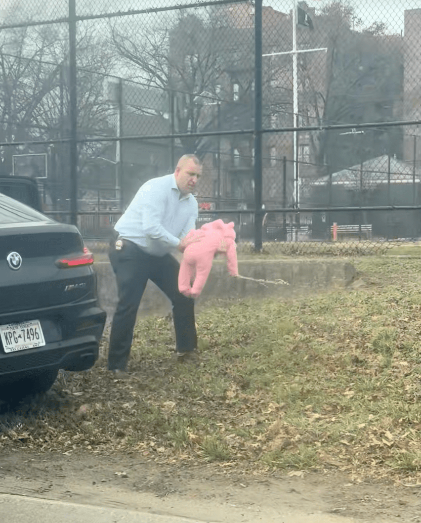 警員為女嬰連續拍背。Tiktok @ simplysandra__ 片段截圖 警員為女嬰連續拍背。Tiktok @ simplysandra__ 片段截圖