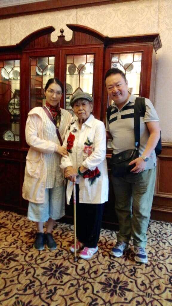 谢晓莹3访大马跟花旦王蔡艳香学艺。