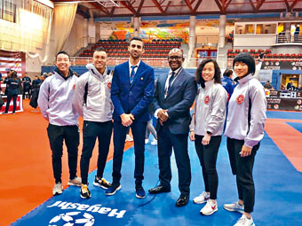 ■英籍总教练威廉汤马士（左四），为空手道队群组最后一个证实染病。