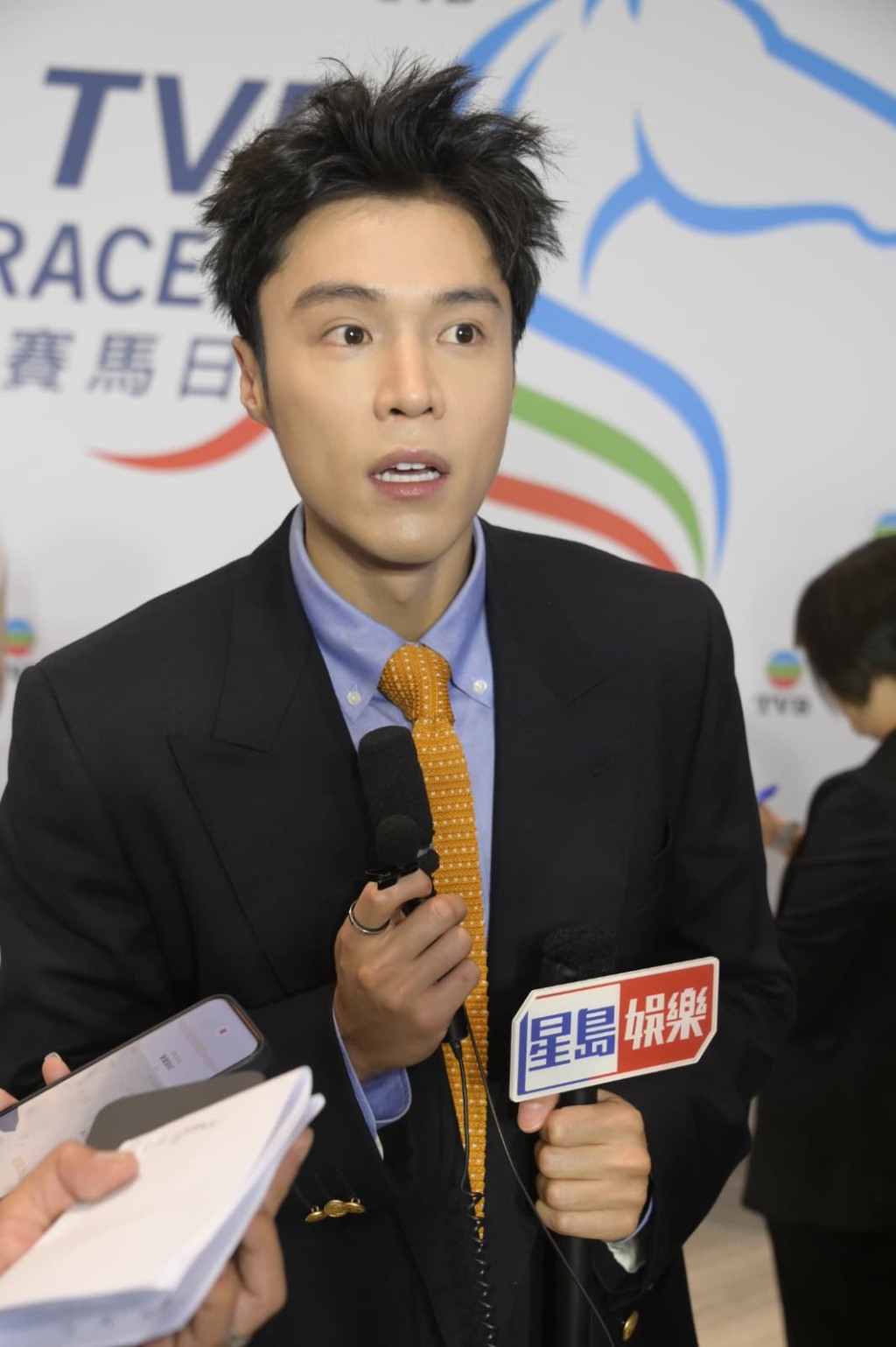 丁子朗在社交網分享一段「如何度過10小時經濟艙」的影片。 丁子朗在社交網分享一段「如何度過10小時經濟艙」的影片。