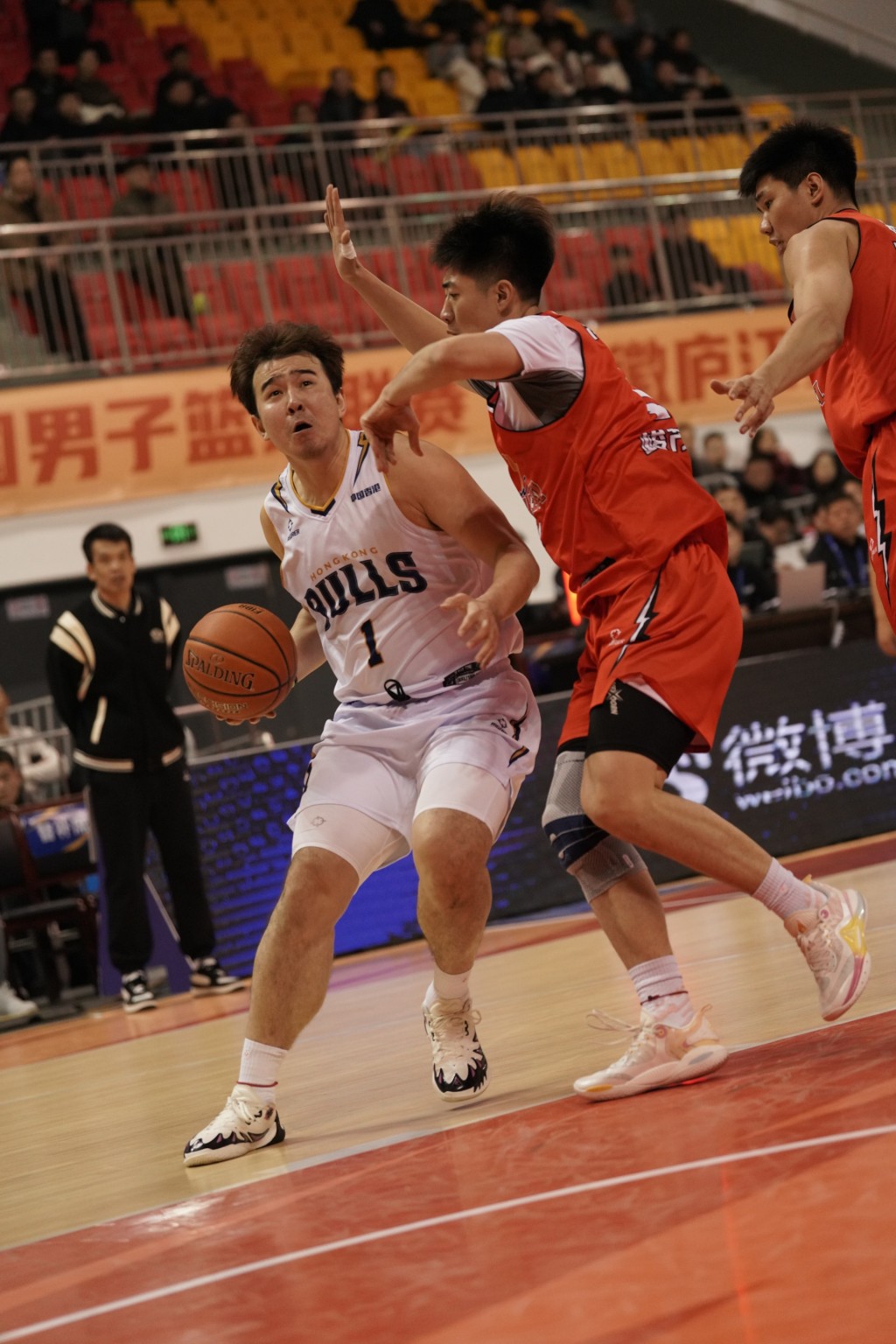 董健在最後時刻作出關鍵偷截，令對⼿失去最後⼀擊反勝機會。香港金牛圖片