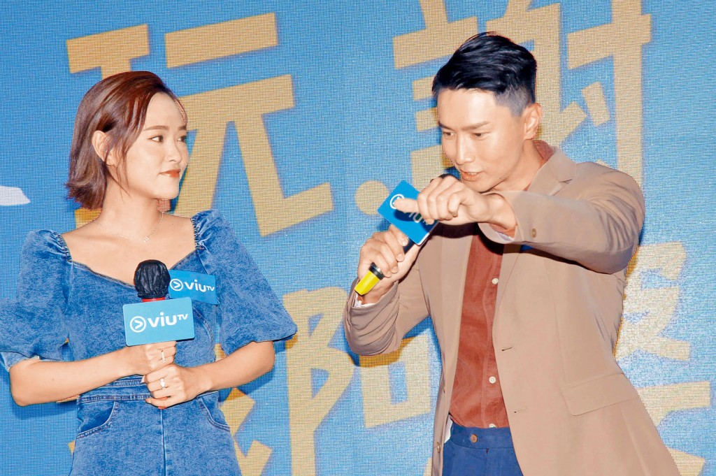 羅彩玲昨日右手所戴的兩卡鑽戒也是男友送贈。