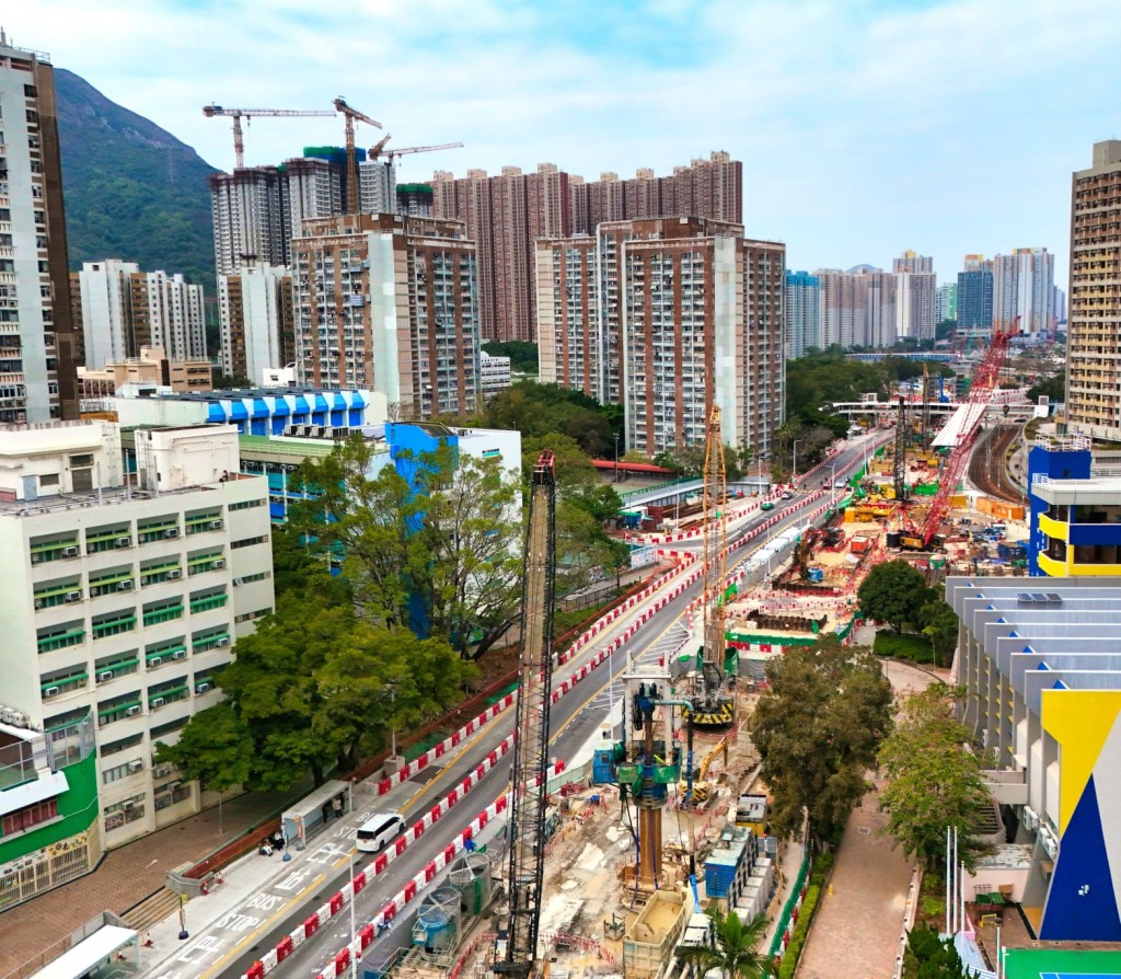 屯門南站已陸續完成地下設施及臨時道路遷移，車站地基工程進行得如火如 荼，為年內開展車站結構工程打好基礎。