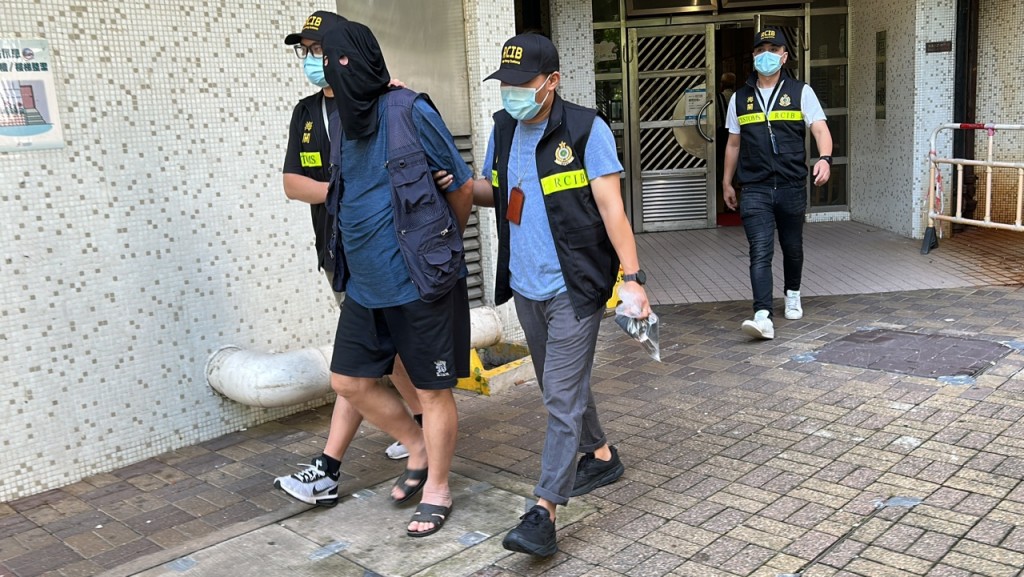 香港海關在長沙灣打擊私煙，拘捕一名男子。蔡楚輝攝