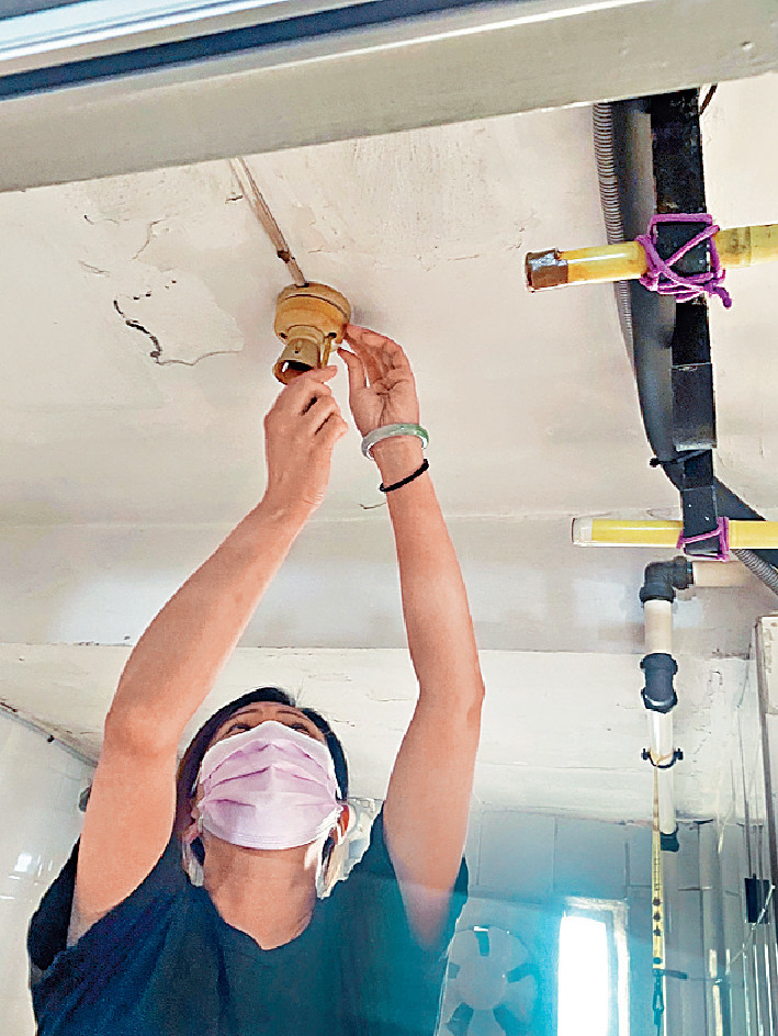 ■義工們上門為長者更換電燈泡。