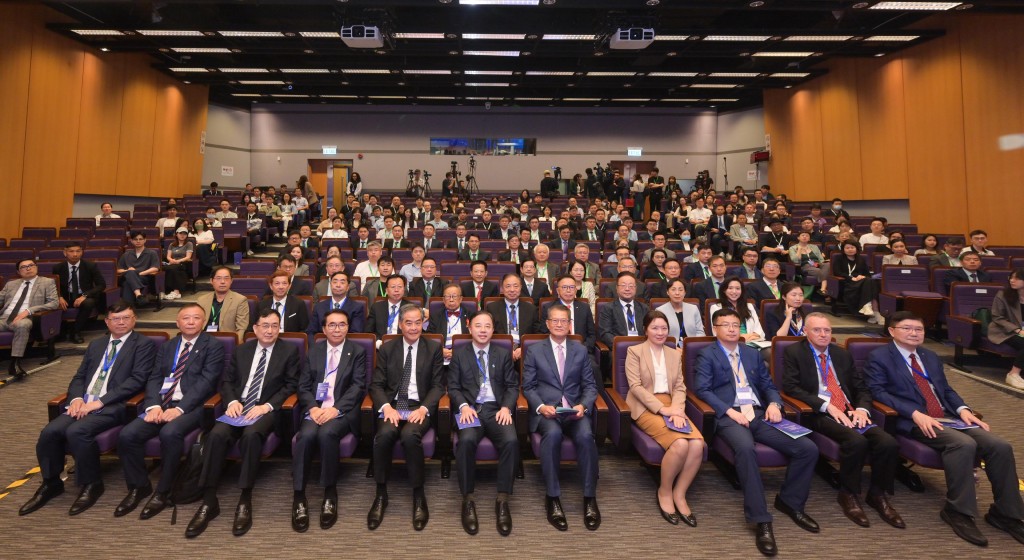 陈茂波出席2024大湾区科学论坛的香港论坛与一众嘉宾合照。政府新闻处