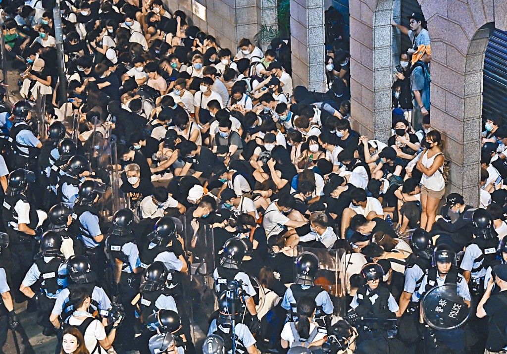 ■前年六月九日，大批人士在立法会一带聚集。