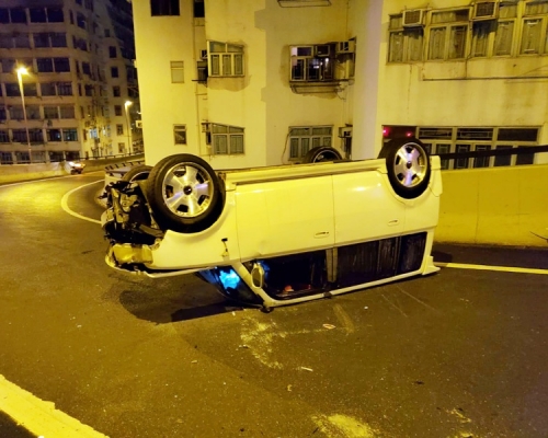 私家車失事後四輪朝天。