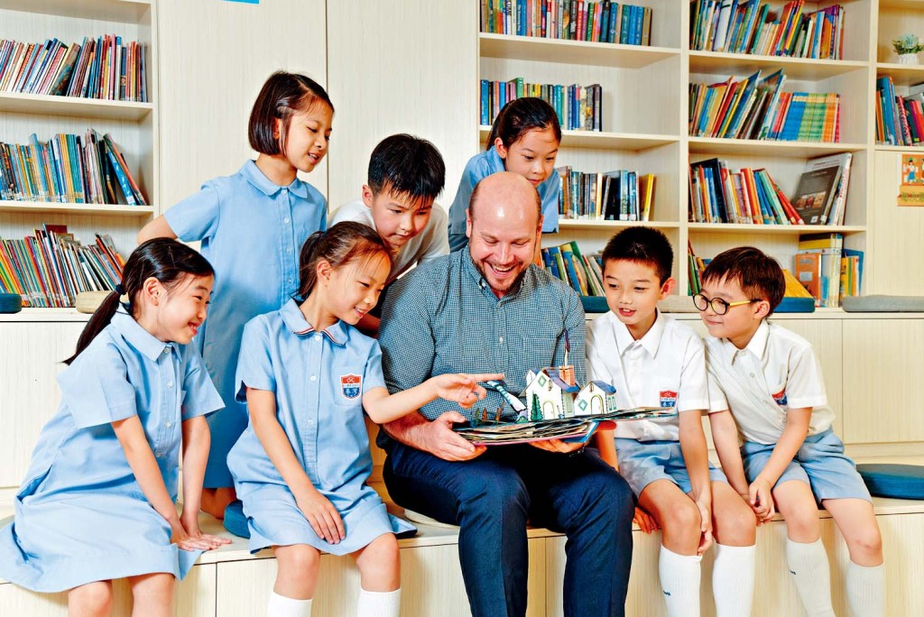 學校聘請多名外籍老師，提早為學生升讀英文中學作好準備。
