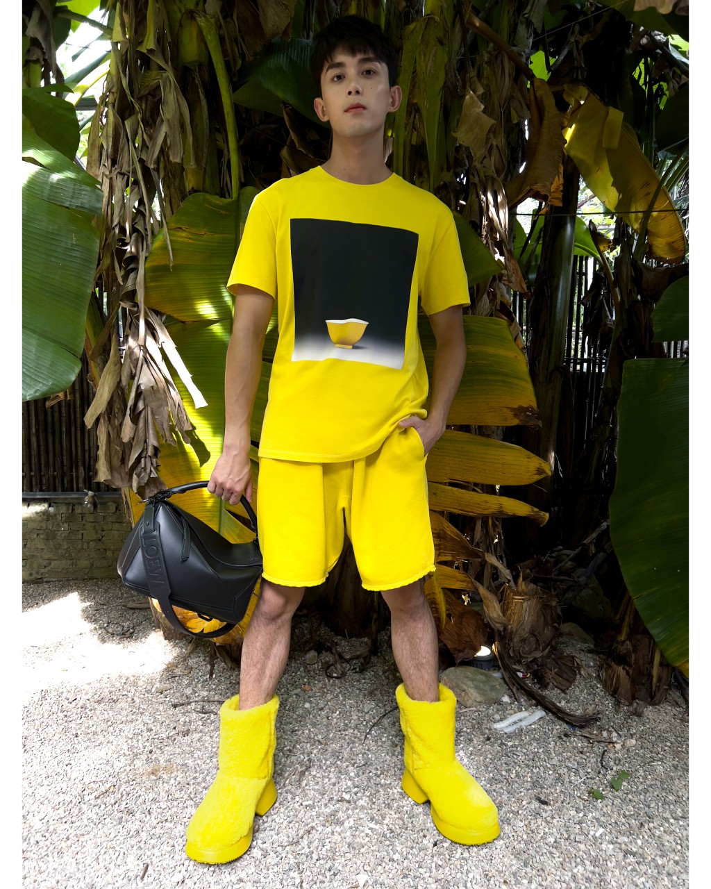 吳磊以單色瓷器圖片的黃色T恤/$3,850，襯以同色系列短褲及毛毛短靴，塑造搶眼奪目的Tone-On-Tone跳脫造型。