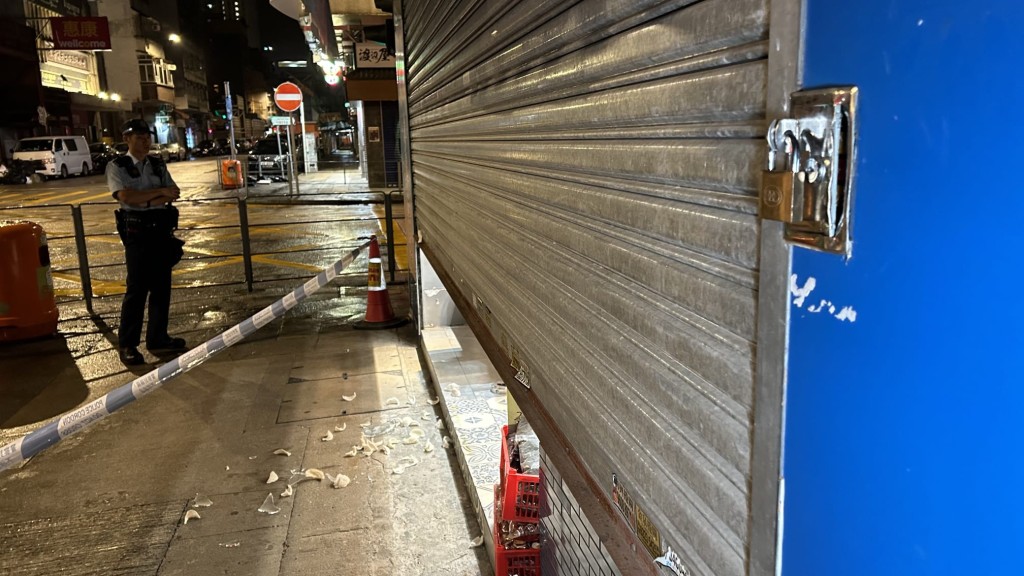 店铺大闸门锁的铁盒被人撬开。