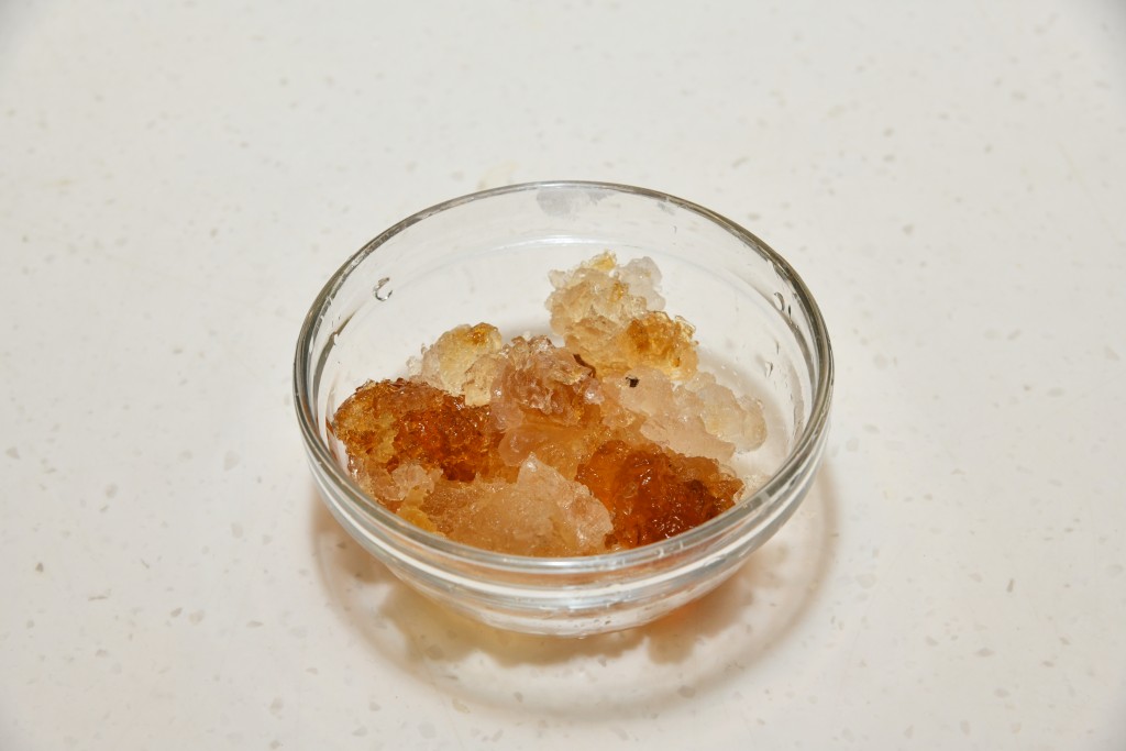 Step 1: 桃膠浸水過夜，洗淨後瀝乾。Soak the peach gum overnight. Rinse and drain.