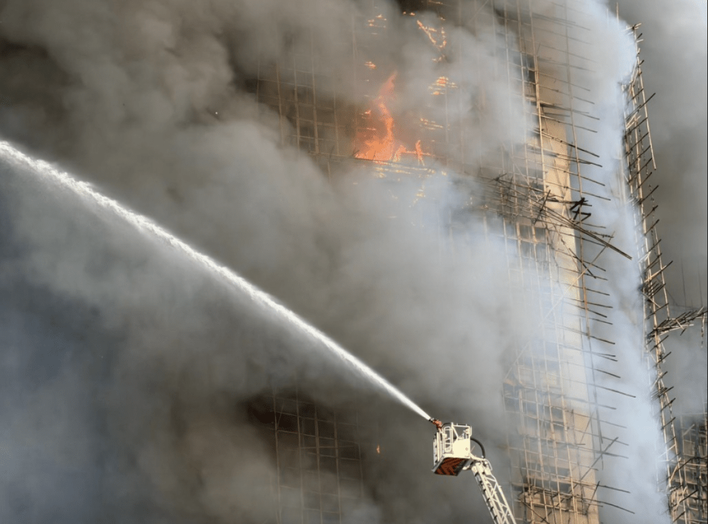 消防當局指，這類發泡膠板易燃性極高，一旦受熱可令火勢急速蔓延，情況顯然並不尋常。曾志恒攝