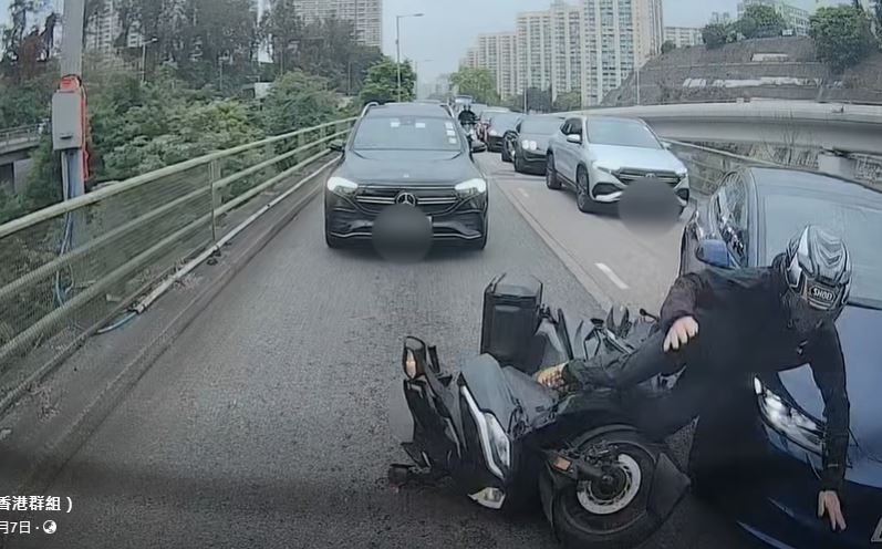 鐵騎士與Tesla相撞。fb車cam L（香港群組）影片截圖