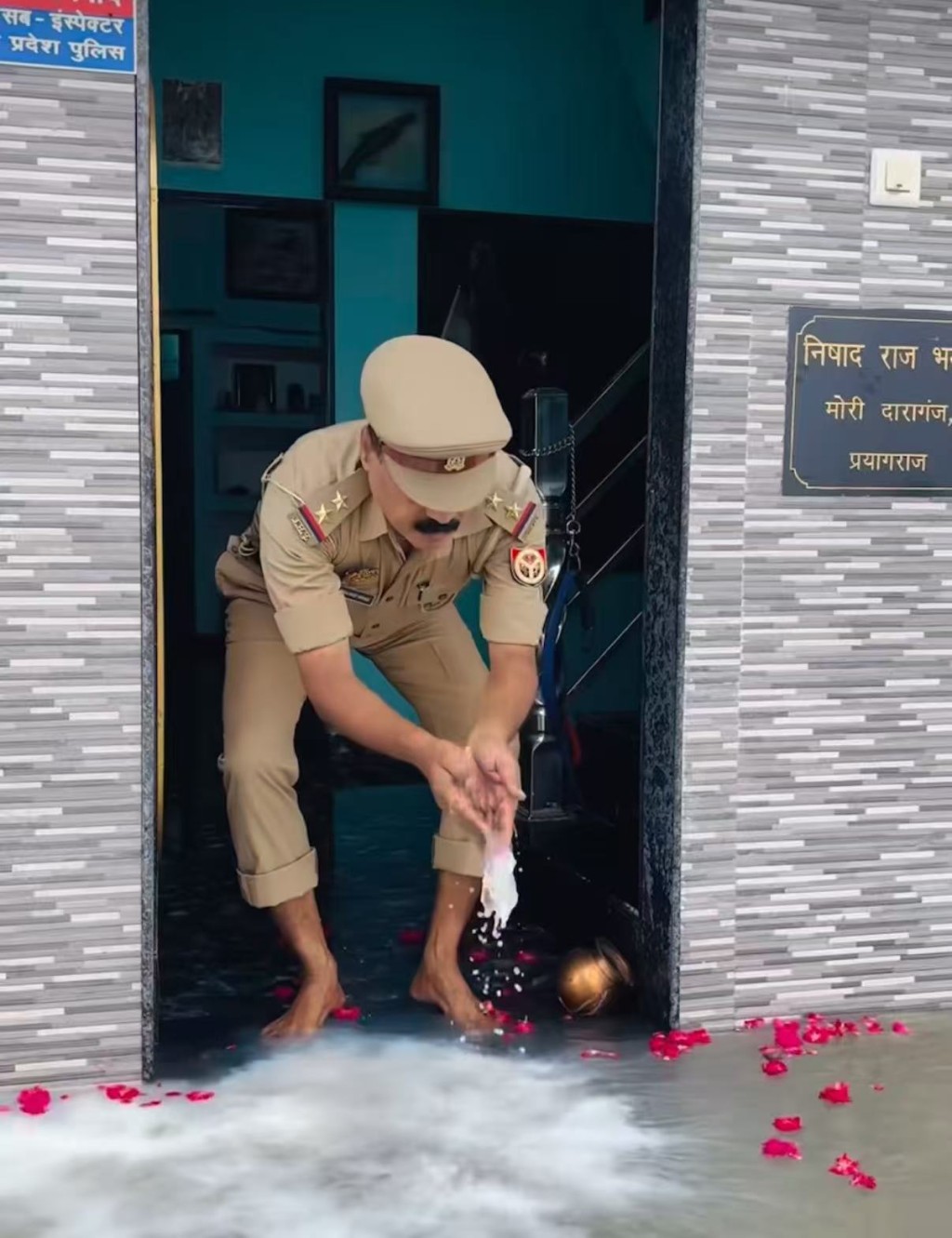 印度警察視洪水為「恩賜」,獻上牛奶和玫瑰花。IG@si_chandradeep_nishad 印度警察視洪水為「恩賜」,獻上牛奶和玫瑰花。IG@si_chandradeep_nishad