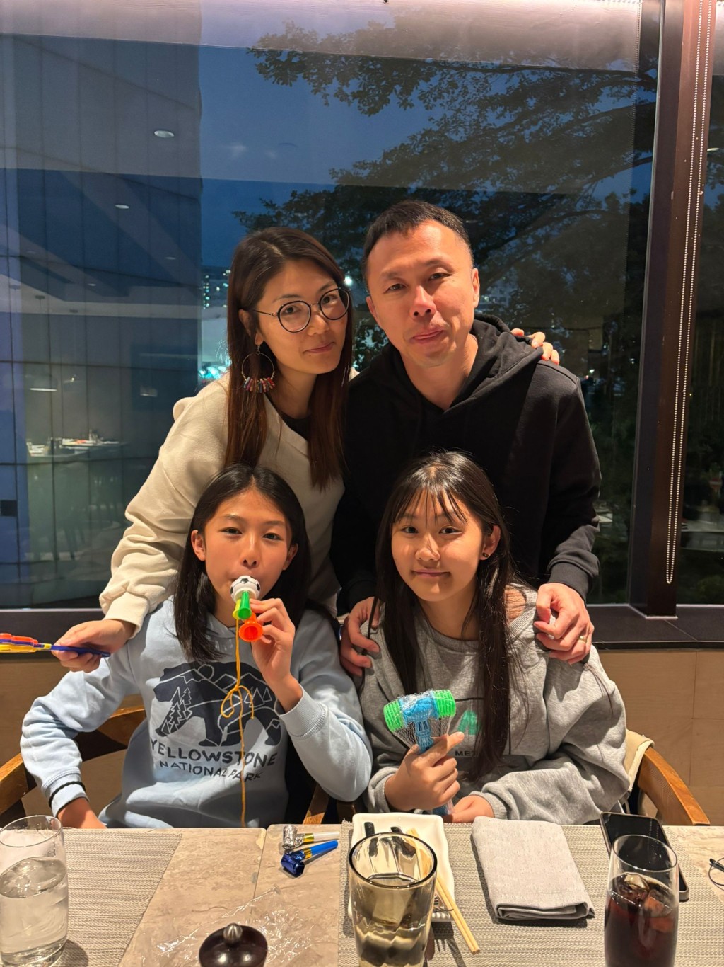 周衹月在聖誕節與家人食自助餐。