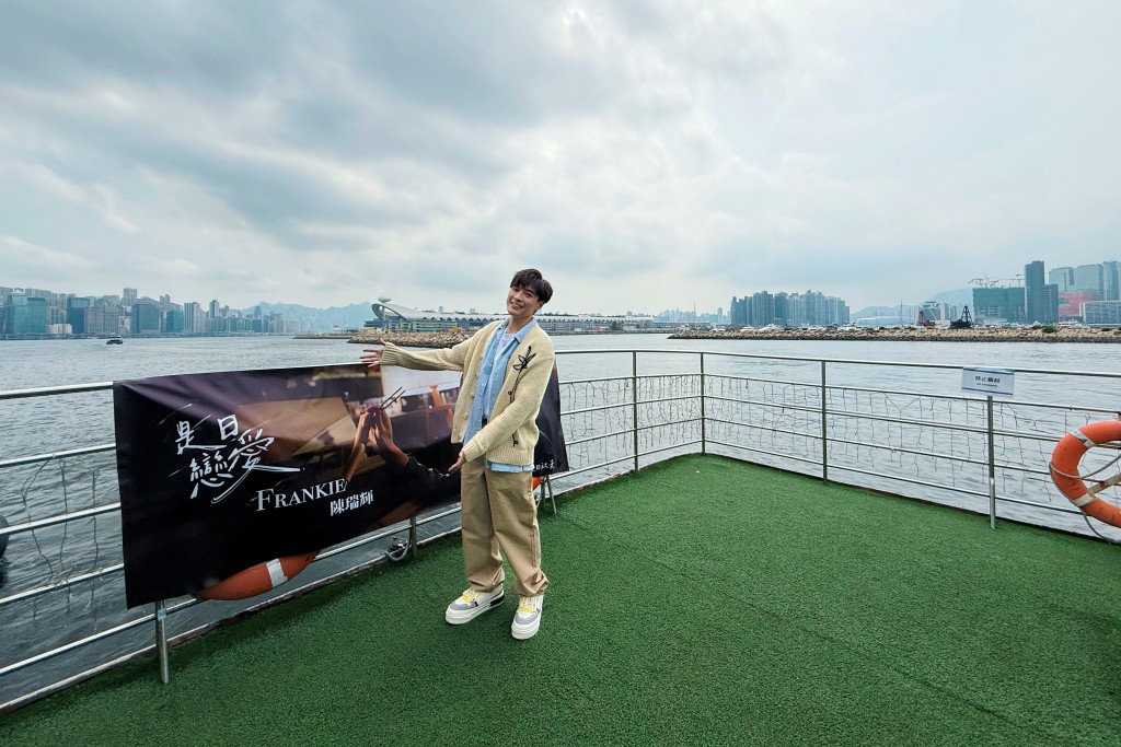 Frankie為宣傳新歌《是日戀愛》與150名「皮寶寶」乘搭水上的士。