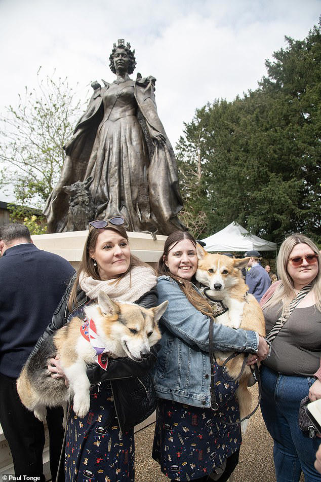 50只狗狗出席了英女皇纪念雕像揭幕。