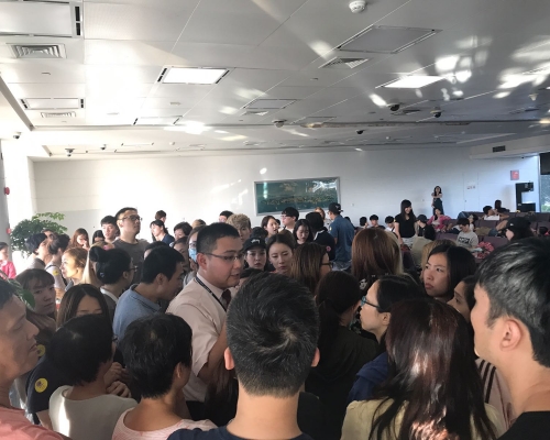 大批旅客與航空公司職員理論。讀者劉小姐提供