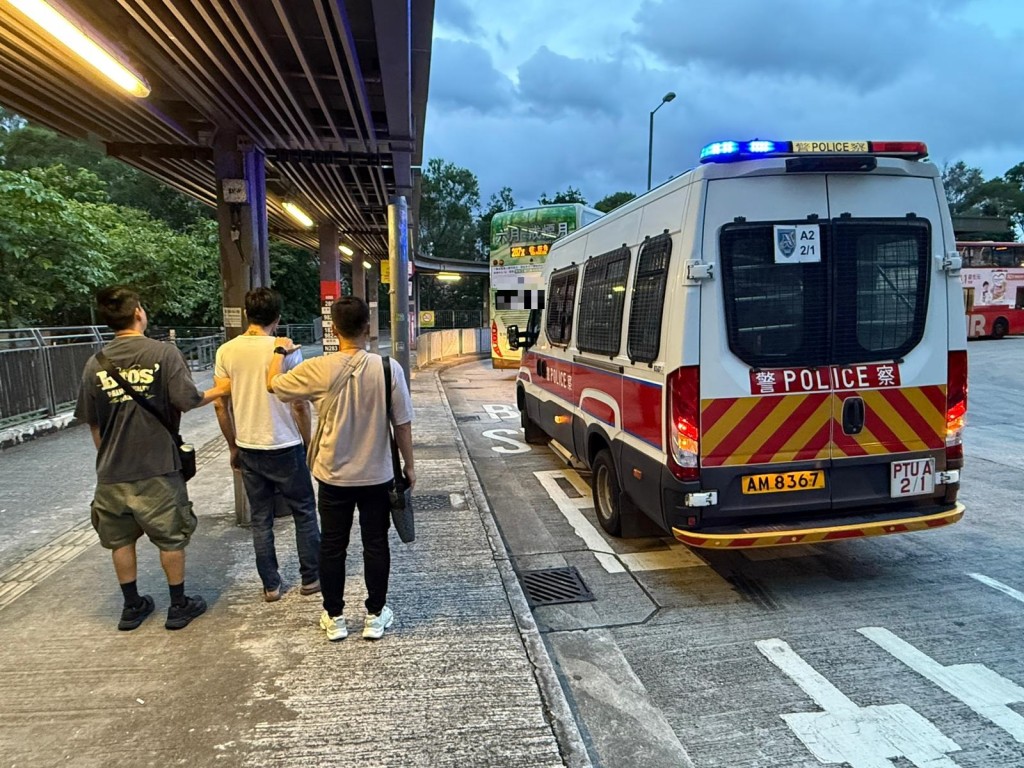 警沙田兩屋邨拘兩涉毒男 檢$2萬可卡因及依托咪酯煙彈等。警方圖片 警沙田兩屋邨拘兩涉毒男 檢$2萬可卡因及依托咪酯煙彈等。警方圖片