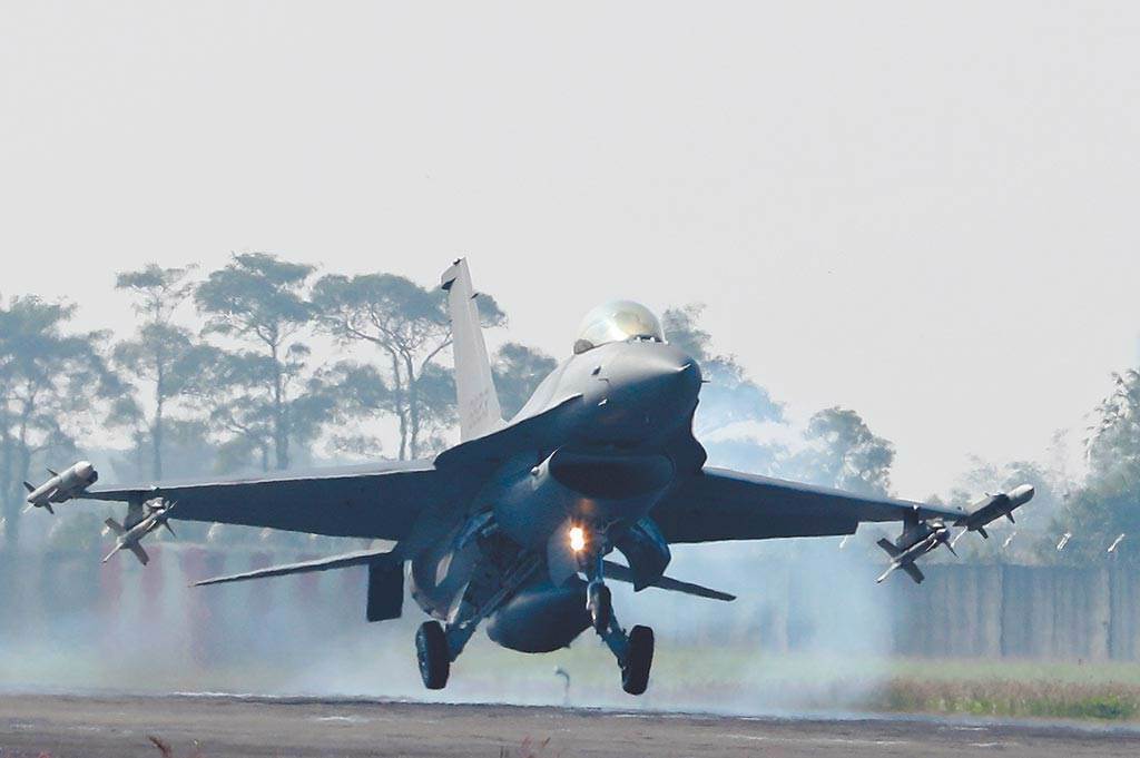 台湾空军连续两日发生F-16V战机因异常，要紧急降落事件。中时新闻