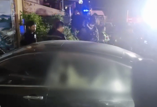 一名男子深夜开车抵达目的地后,惊觉后座竟然躺着一具身份不明的女尸。X@Krobkruakao3 一名男子深夜开车抵达目的地后,惊觉后座竟然躺着一具身份不明的女尸。X@Krobkruakao3