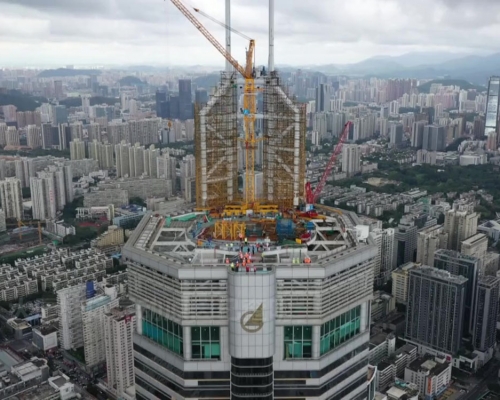 深圳赛格大厦晃动原因查明，正拆除楼顶桅杆。图：中国新闻网