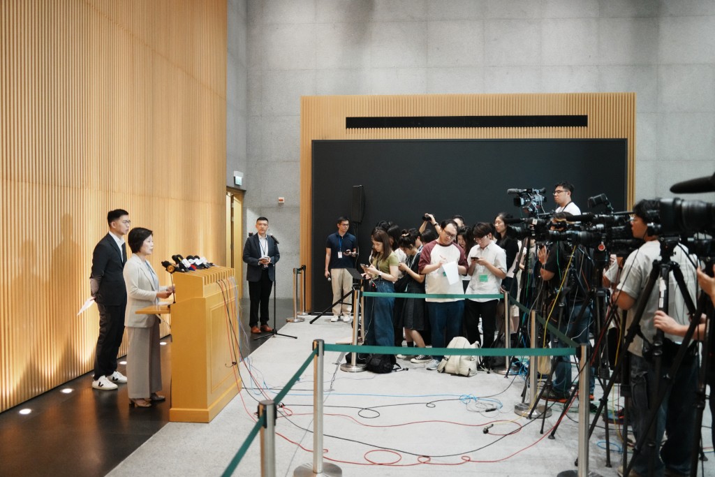 蔡若蓮表示,剛才已與學界和家長代表會面,了解他們就事件的關注。 蔡若蓮表示,剛才已與學界和家長代表會面,了解他們就事件的關注。
