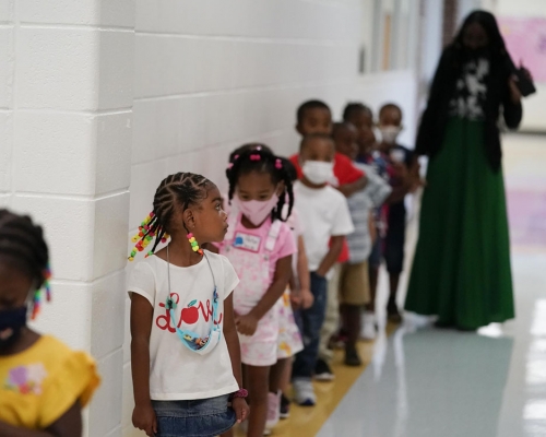 美國5州疑禁止學校實施口罩令，教育部正調查。AP圖片