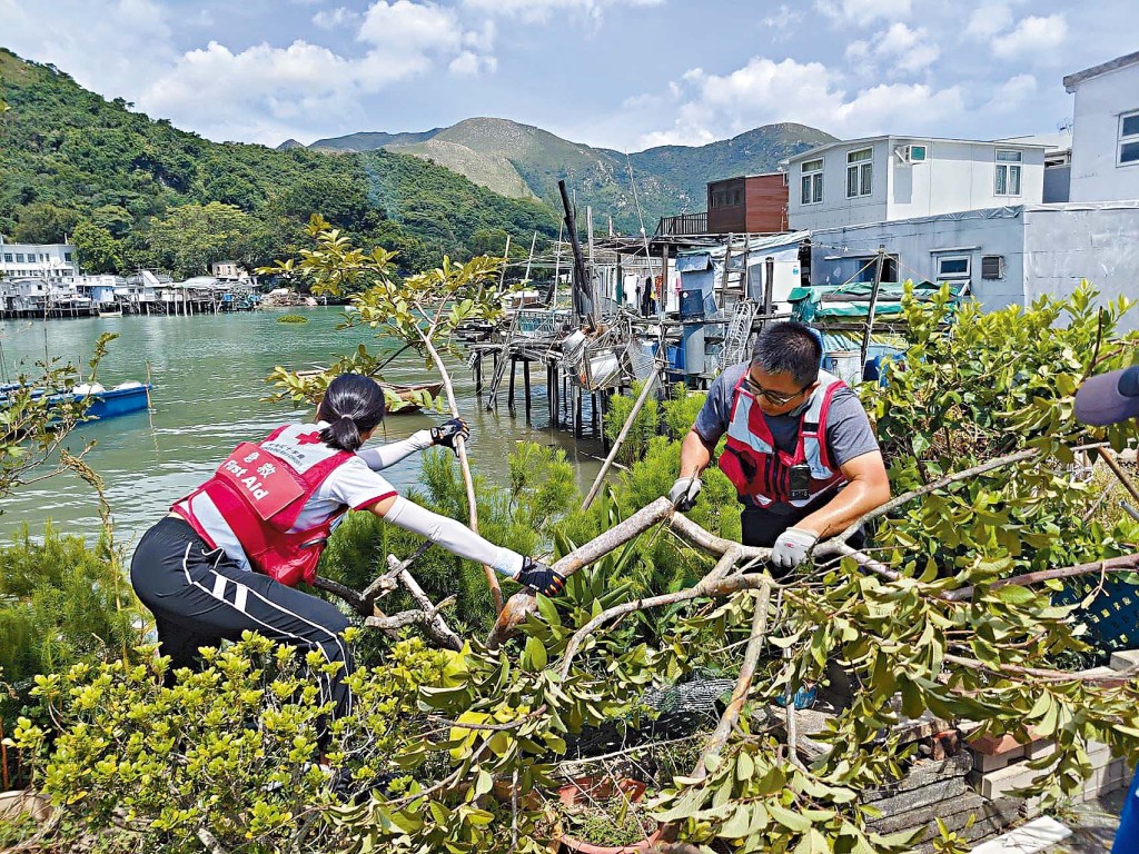 香港红十字会本地救灾服务一直致力提供适切的人道支援予受灾难及紧急事故（例如：气候、城市或公共卫生灾难）影响的弱势社群。