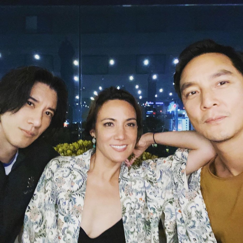 導演Lisa Joy(中)很欣賞吳彥祖(右一)的演技。