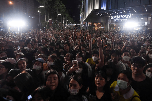 泰国亲民主政党前进党（Move Forward）的支持者在选前造势活动上举出象征泰国反政府示威的“三指礼”手势。路透