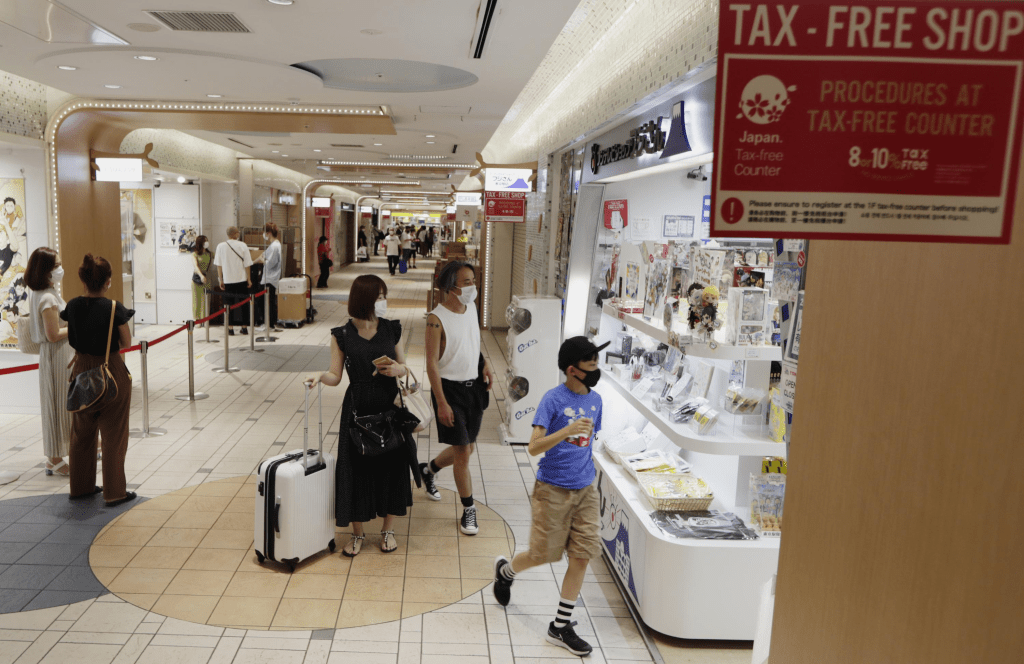 日本免稅制擬改「先付後退」，防止遊客境內轉售圖利。 AP
