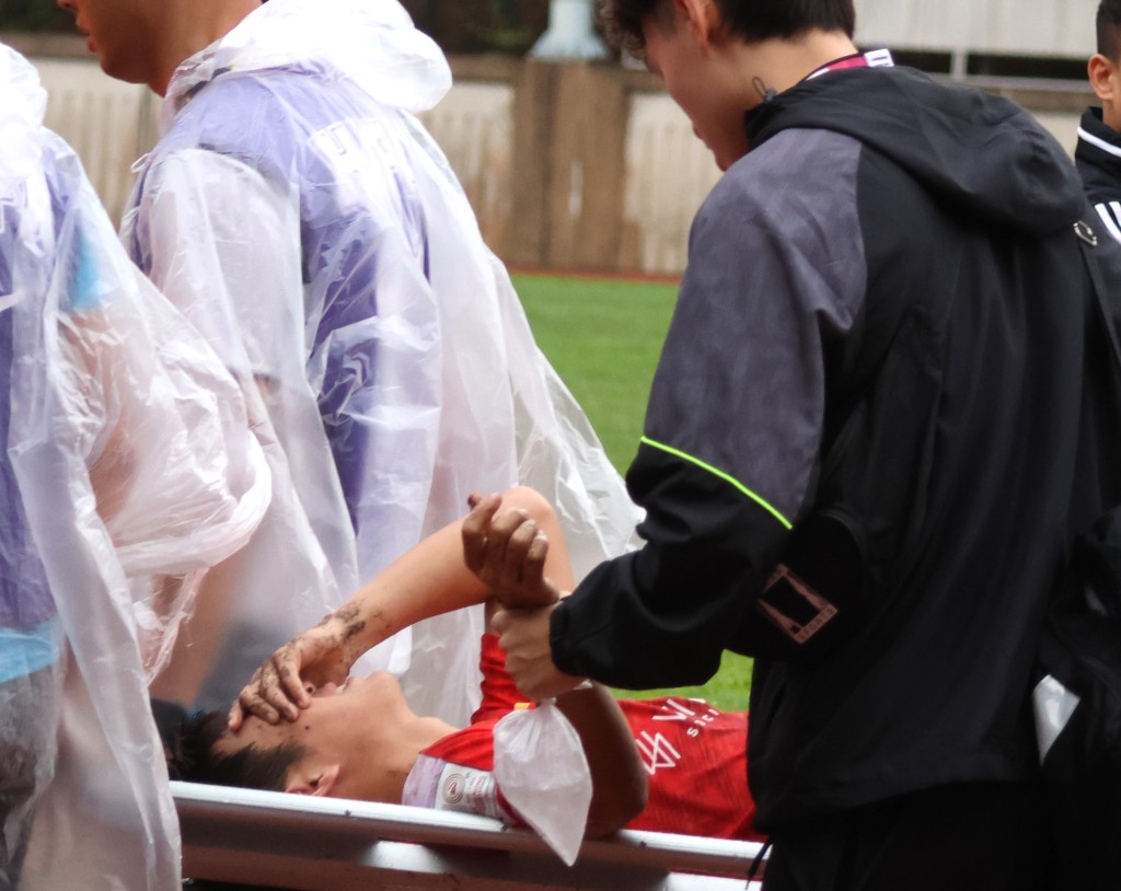 香港U23的郭子堦下半場勇戰受傷退下火線。（陸永鴻攝）