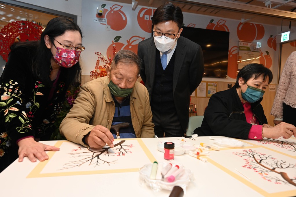 孙玉菡（右二）及刘焱（左一）观看院友创作水彩画。政府新闻处图片