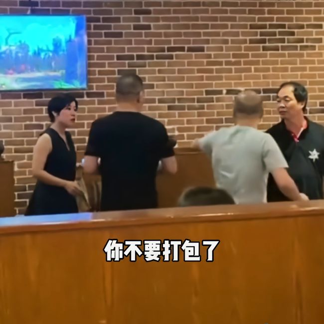 该名男子发难，更称「我的那些东西全部倒掉！」。影片截图