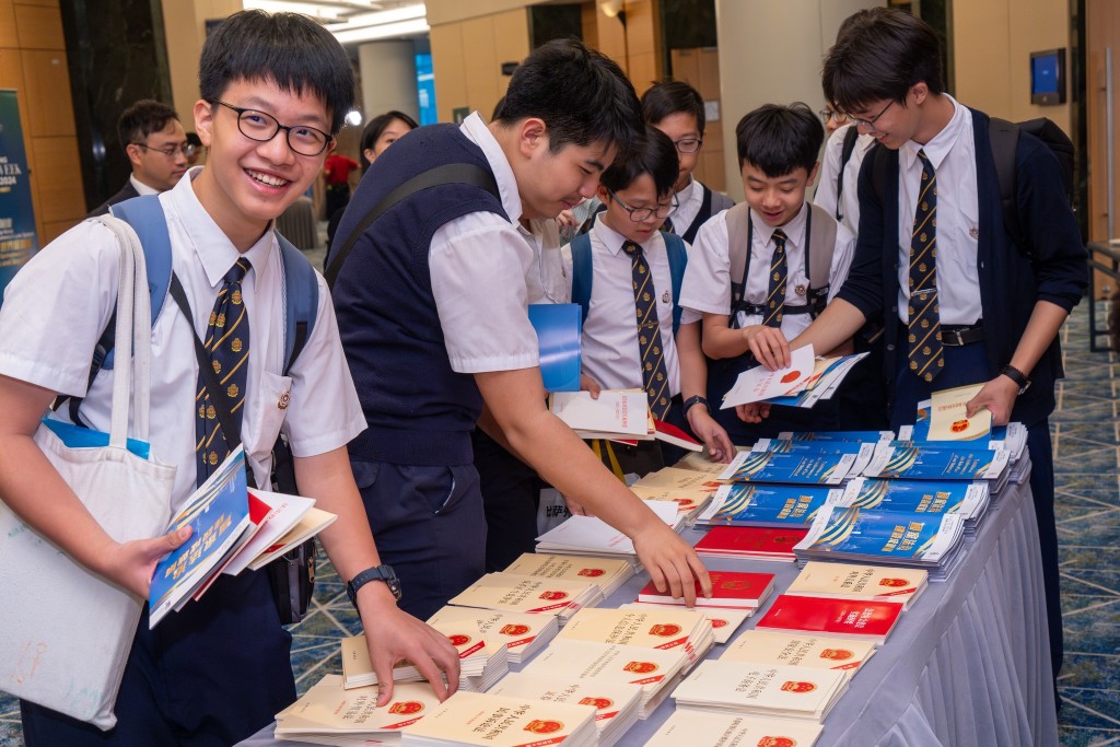 展览现场有《宪法》《基本法》等印刷本供取阅。林定国facebook图片