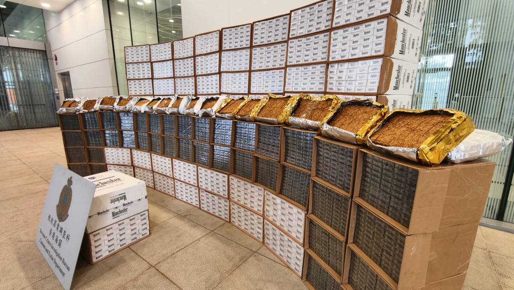 海關檢獲約580萬支未完稅香煙及128公斤製成煙草，市值約2700萬元，應課稅值約2000萬元。黃文威攝
