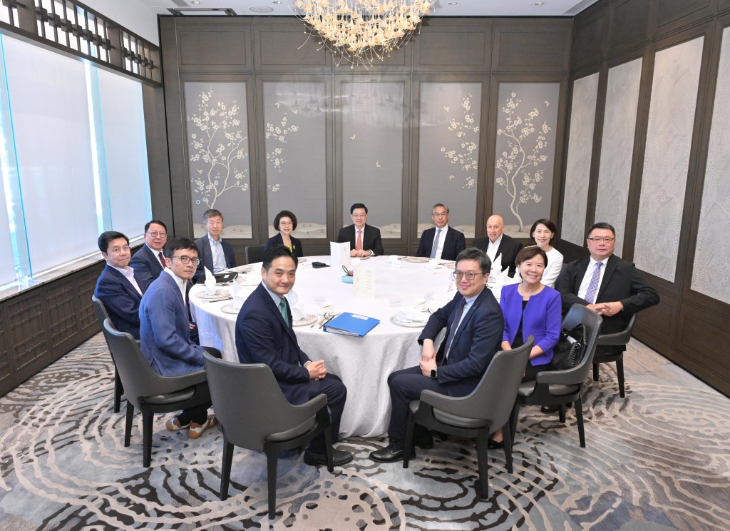 行政長官李家超主持特首顧問團午餐會議，以聽取顧問團成員就2024年《施政報告》意見。政府新聞處