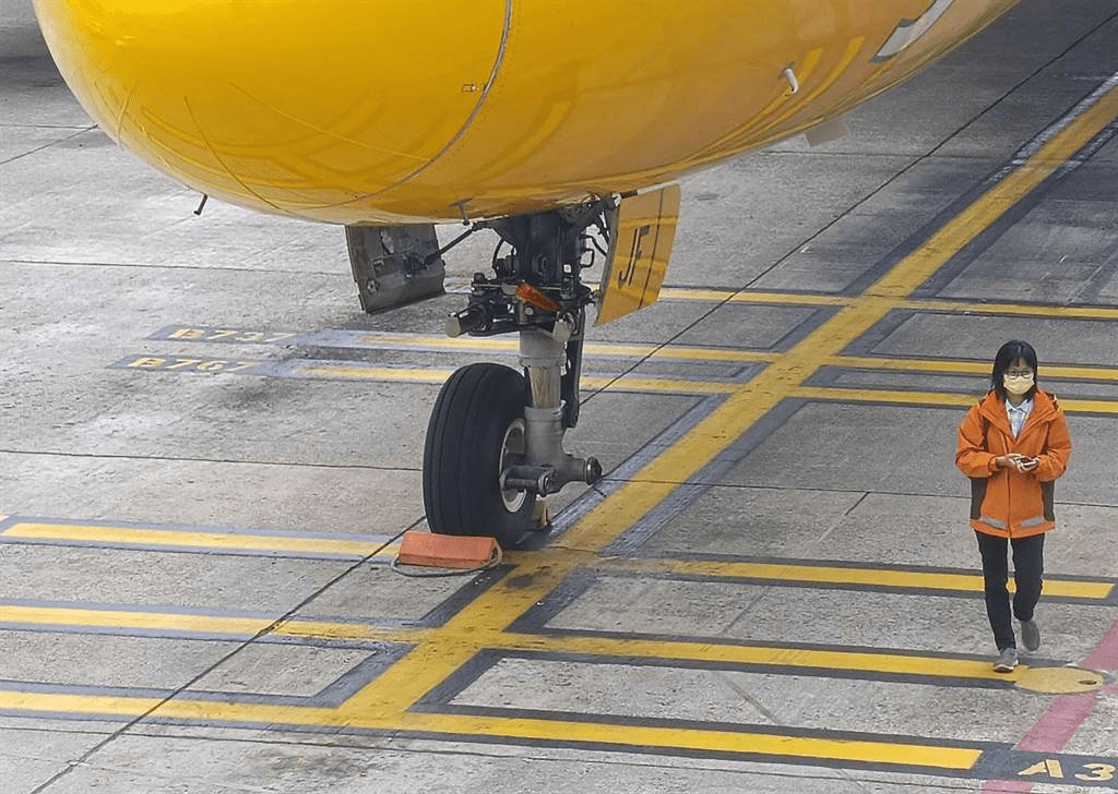 新加坡酷航一架TR897航班，飛抵桃園國際機場，降落後鼻輪左側輪胎整顆不見，只剩右側輪胎。中時