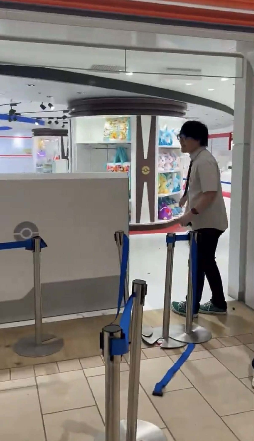 其中一个角度可以看到店内,旁边有人说“放开她”及“请远离”等。 X@Mori_misaki1 其中一个角度可以看到店内,旁边有人说“放开她”及“请远离”等。 X@Mori_misaki1