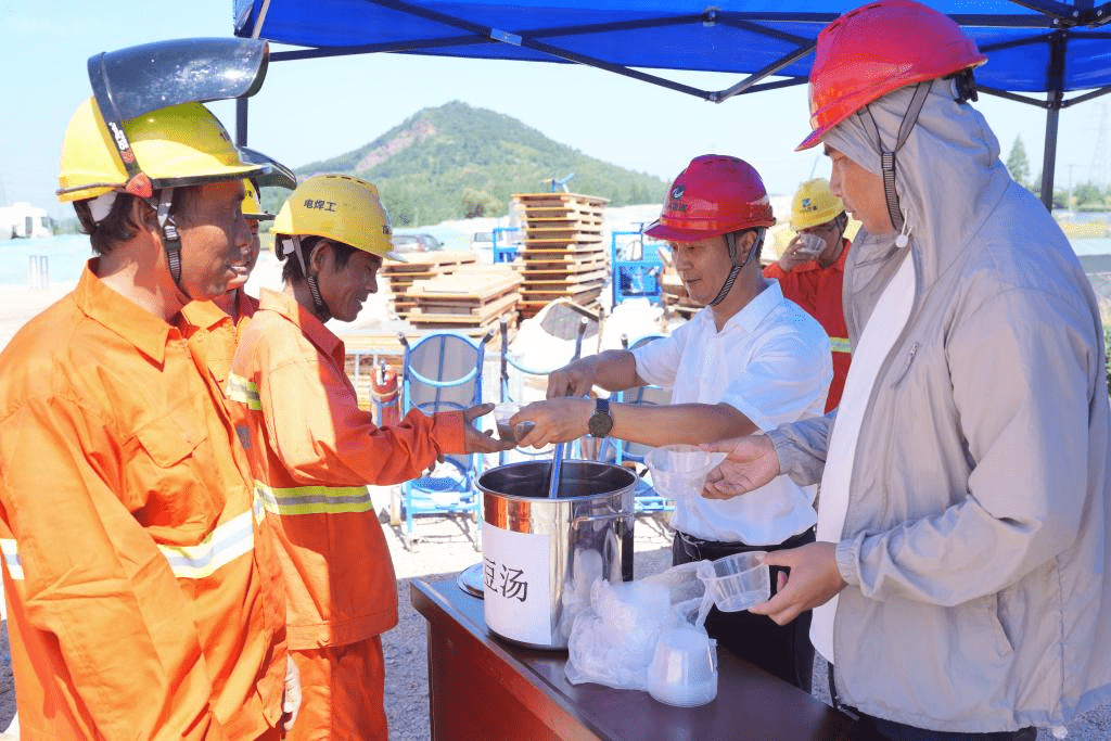 建築工人在工地領綠豆湯解暑。 新華社 建築工人在工地領綠豆湯解暑。 新華社